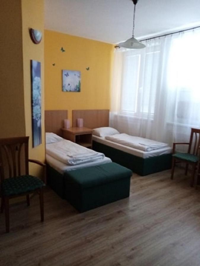 Hotel Hubert Нове-Замки Экстерьер фото