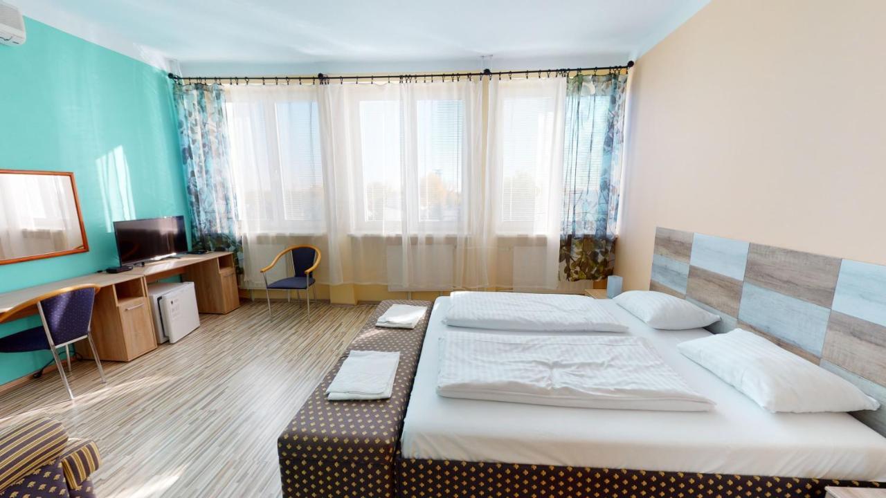 Hotel Hubert Нове-Замки Экстерьер фото