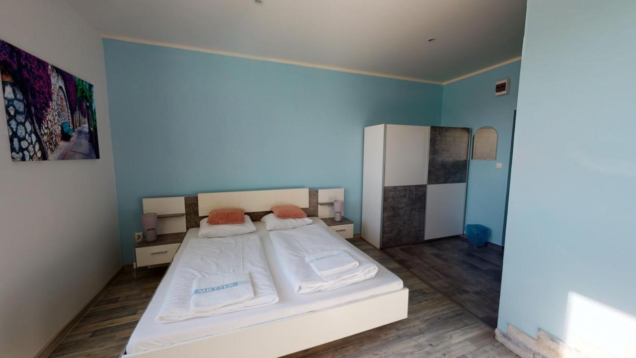 Hotel Hubert Нове-Замки Экстерьер фото