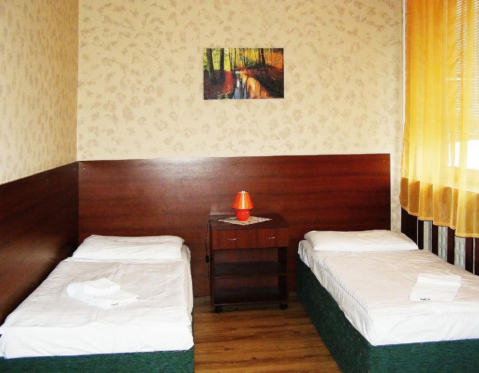 Hotel Hubert Нове-Замки Экстерьер фото