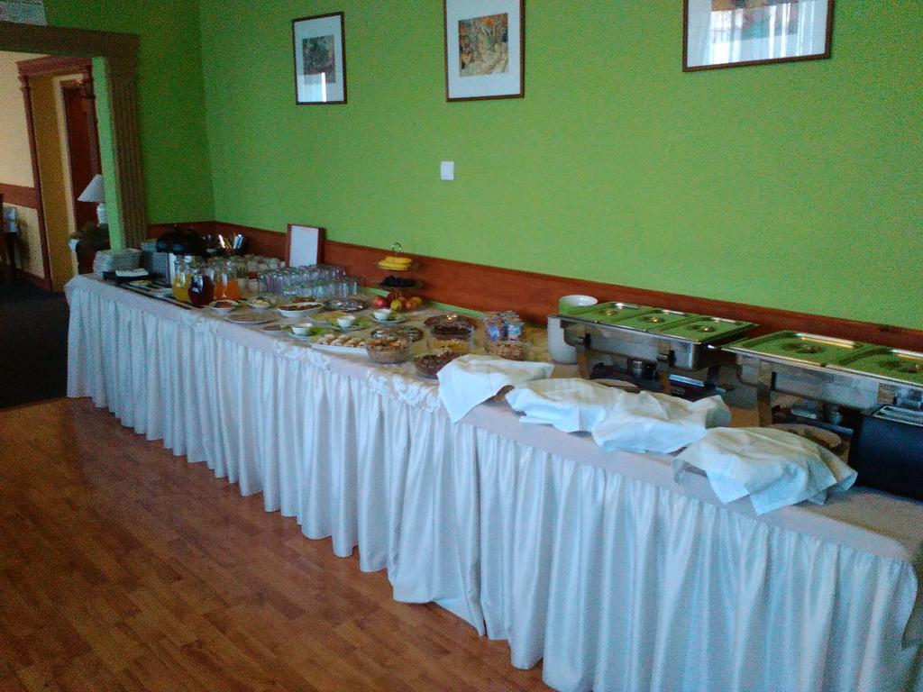 Hotel Hubert Нове-Замки Экстерьер фото