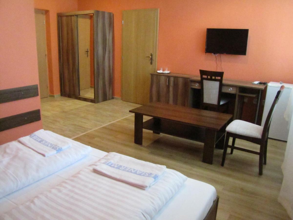 Hotel Hubert Нове-Замки Экстерьер фото